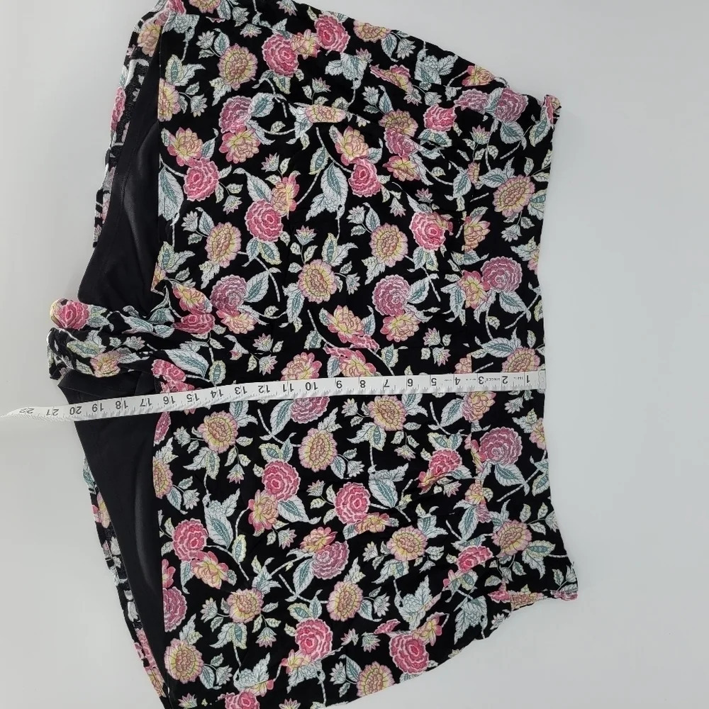 Torrid pastel and black floral gauze rayon shorts 4 - Picture 6 of 10